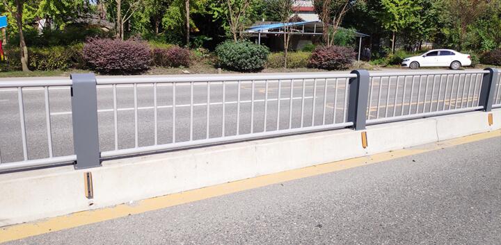 成都雙崇路道路護欄.jpg